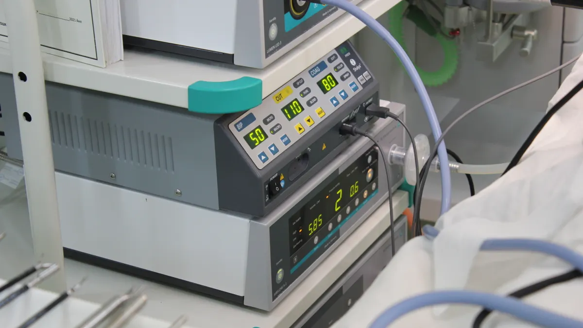 医院病房中的医疗仪器与数字显示屏照片
