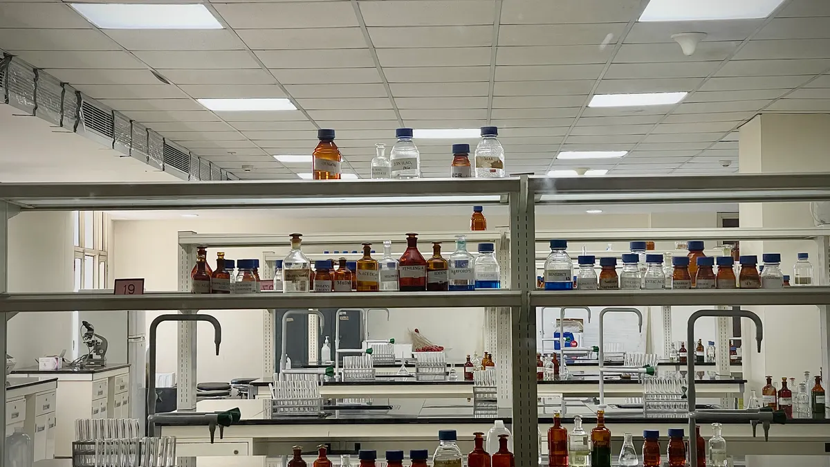 摆放试剂瓶和实验器材的医药研发实验室照片